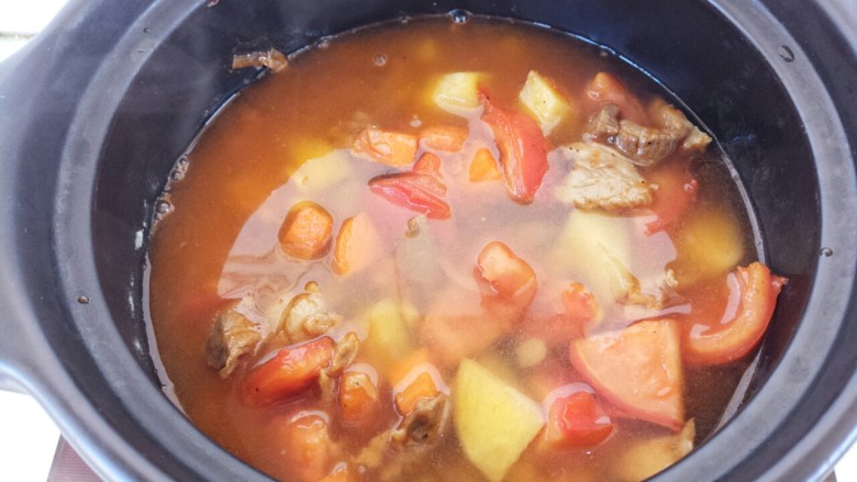 牛肉炖西红柿土豆,然后把炒好的菜，倒入到砂锅里，再填水，没过食材