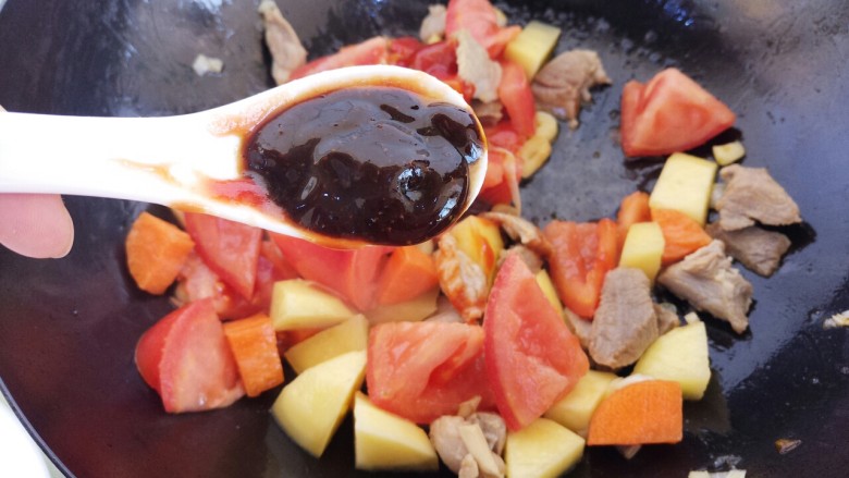 牛肉炖西红柿土豆,一勺黑胡椒酱