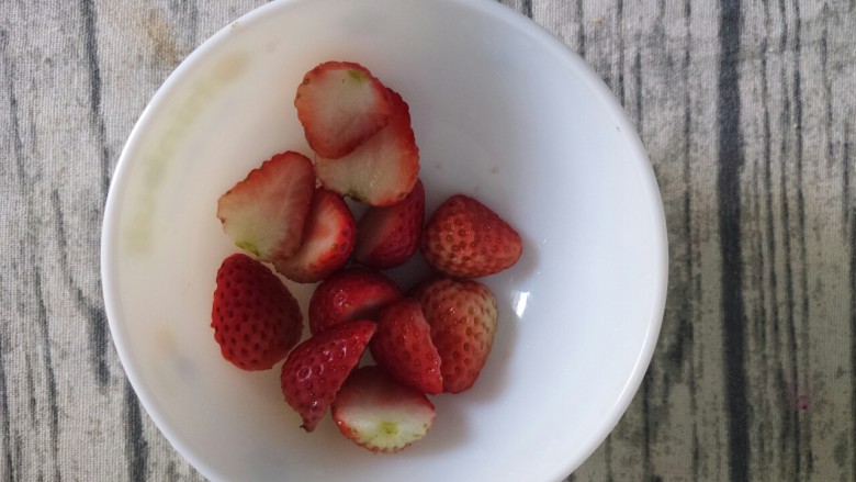 酸牛奶草莓冻,切几个草莓，切两半