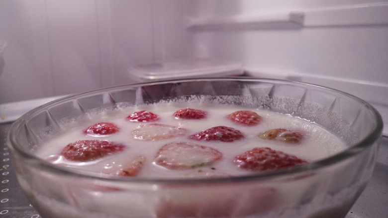 酸牛奶草莓冻,入冰箱冷藏两个小时以上