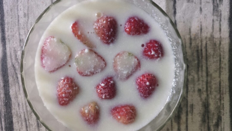 酸牛奶草莓冻,再放切好的草莓