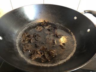 木耳香菜炒肉片,冷水下锅，放入木耳，水没过木耳。煮开后三分钟关火，捞出。