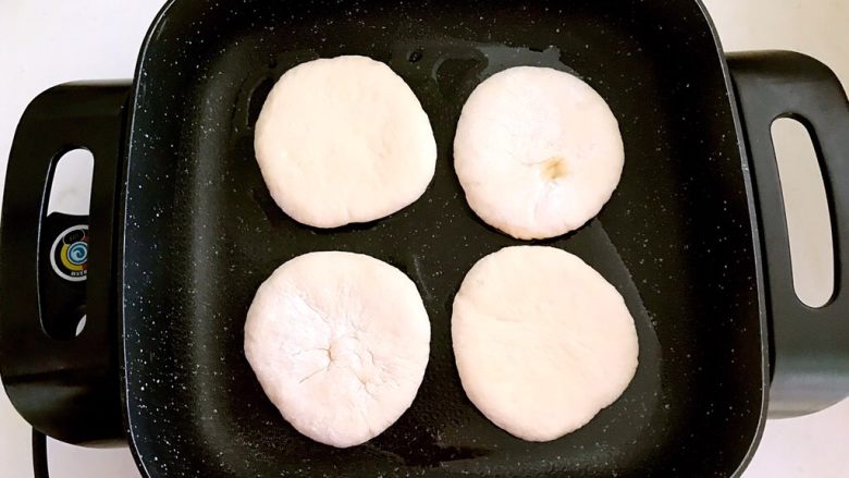 奶香发面饼,油温5分热的时候放入饼坯，全程小火烙饼