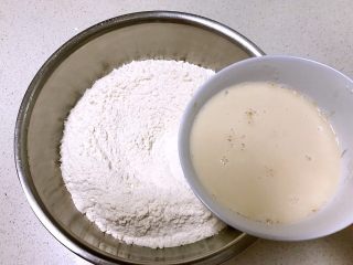 奶香发面饼,把酵母水倒入面粉中和面