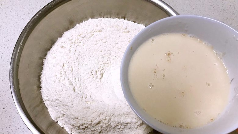 奶香发面饼,把酵母水倒入面粉中和面