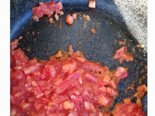 减脂餐系列,锅中放油，待油热放入西红柿，大火收汁