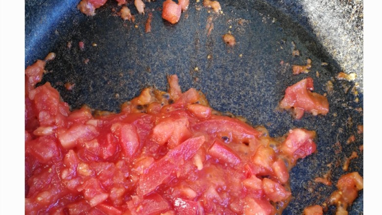 减脂餐系列,锅中放油，待油热放入西红柿，大火收汁
