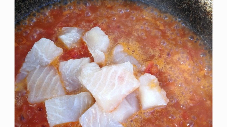 减脂餐系列,为保证汤汁充分可以加入适量温水，继续大火，放入龙利鱼块，加入适量盐，黑胡椒，鸡精即可，收汁出锅