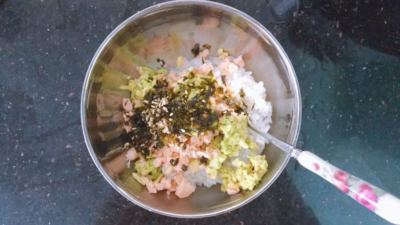 海苔牛油果三文鱼饭团,把米饭，三文鱼和牛油果，紫菜都放入大碗中，搅拌均匀