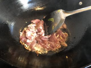 木耳香菜炒肉片,下肉片翻炒。