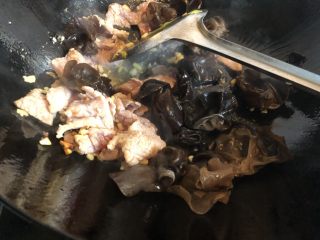 木耳香菜炒肉片,肉片变色后下木耳，翻炒。