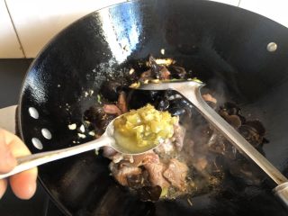 木耳香菜炒肉片,加一勺剁椒，连同汤汁。再加适量盐 糖 生抽。翻炒。