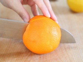 鲜榨橙汁,将橙子洗净后切开剥去外皮