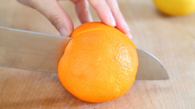 鲜榨橙汁,将橙子洗净后切开剥去外皮