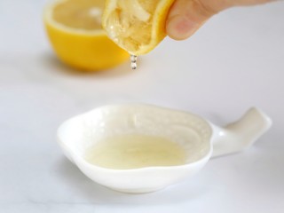 鲜榨橙汁,柠檬对半切开，挤出柠檬汁，柠檬汁的多少根据个人口味添加，不放也可以