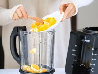 鲜榨橙汁,将切好的橙子倒入破壁机的搅拌杯内