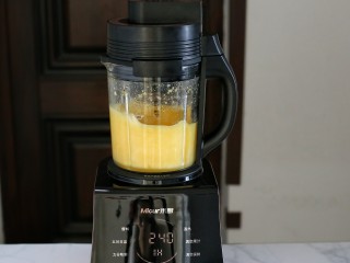 鲜榨橙汁,启动真空果汁程序开始榨汁，约三分钟后程序结束即可