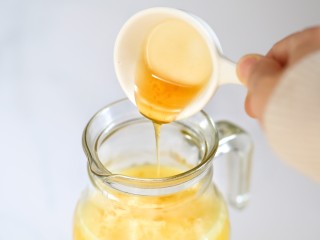 鲜榨橙汁,将蜂蜜倒入榨好的果汁中，搅拌均匀即可饮用
