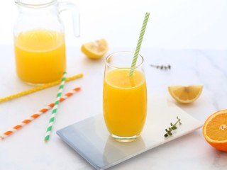 鲜榨橙汁,一款美味营养、经济实惠的鲜榨橙汁就做好了!