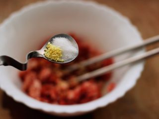 磷虾香椿翠玉饺子🥟【宝宝辅食】,加入适量盐和鸡精、胡椒粉调味