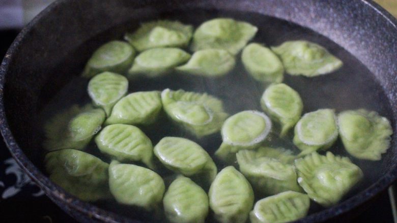 磷虾香椿翠玉饺子🥟【宝宝辅食】,大火煮沸后点少许清水反复3次、直至看见所有的饺子🥟漂浮在水面上即可关火