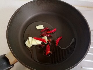 酱花生米,锅中放油烧热，放入大料，生姜和干辣椒。