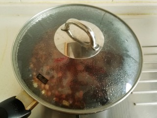 酱花生米,烧开后盖上锅盖，用小火熬煮。