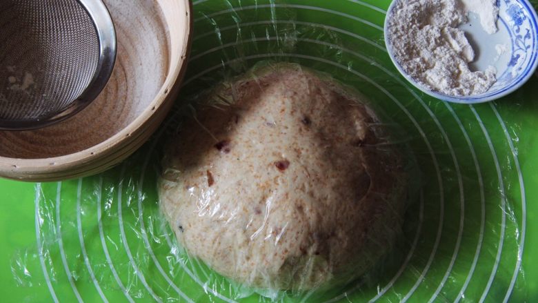 蔓越梅乡村面包,发酵藤篮筛上高筋粉，防止面团粘住。