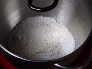 蔓越梅乡村面包,全麦粉、盐、细砂糖和泡打粉放入厨师机内。