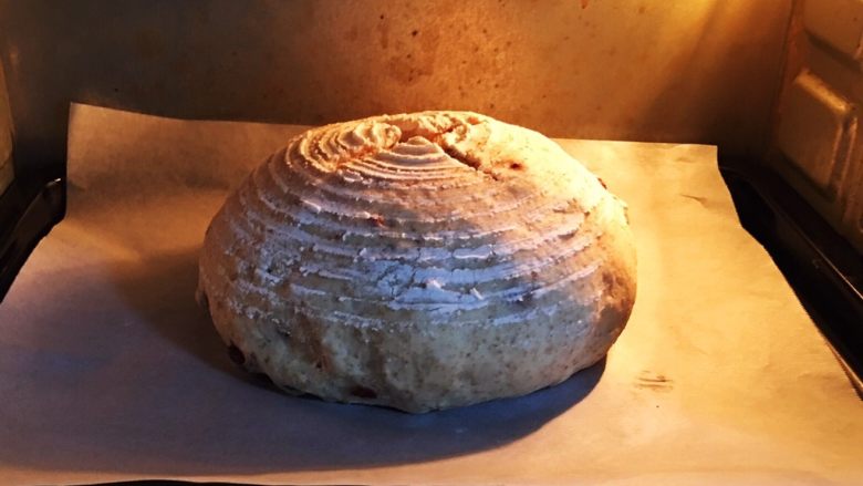 蔓越梅乡村面包,烤箱预热至180度，烤盘送入烤箱烤制。