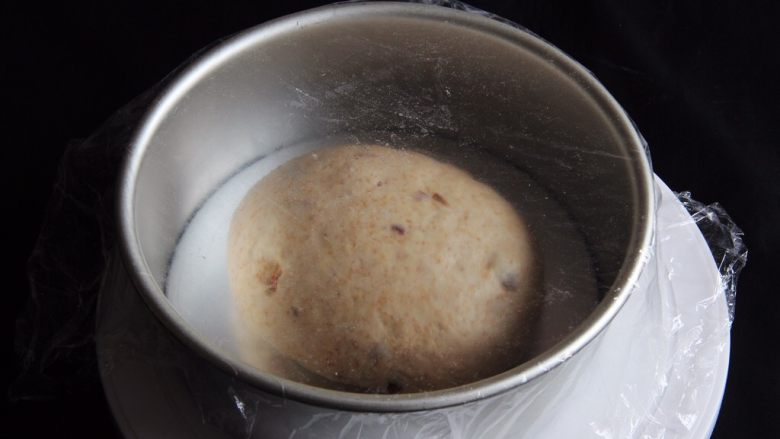 蔓越梅乡村面包,拿出整理一下，放入模具盖上保鲜膜。