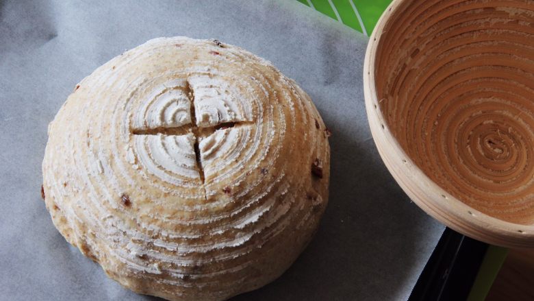 蔓越梅乡村面包,发酵完成后拿出倒扣在盘子里，用美工刀划十字。