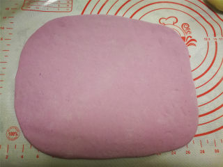 紫薯双色卷,取一份紫色面团擀成长方形的饼