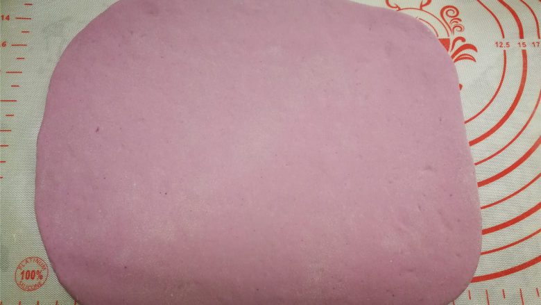 紫薯双色卷,取一份紫色面团擀成长方形的饼