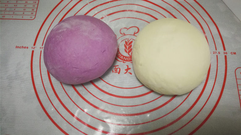 紫薯双色卷,取其中一份加入紫薯粉揉匀。每种颜色再分成两份。