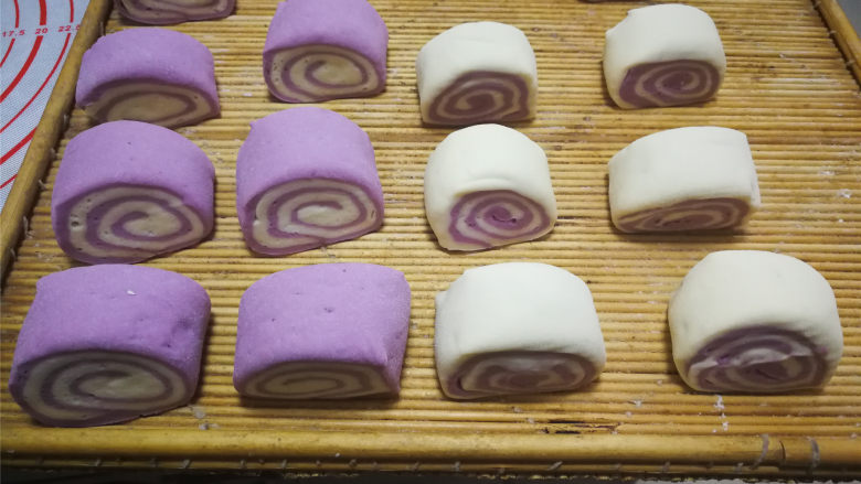 紫薯双色卷,切成段，另外两个面团同样的方法操作，白色面放下面紫色在上面就是另一种效果了。