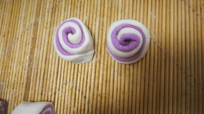 紫薯双色卷,切下的两头部分，像不像花朵。