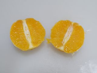一颗橙子的大福君,对半切开。