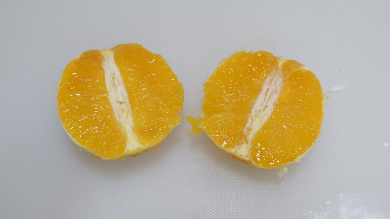 一颗橙子的大福君,对半切开。