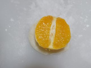 一颗橙子的大福君,放入半个橙子。