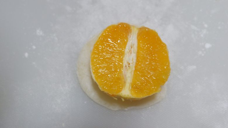 一颗橙子的大福君,放入半个橙子。