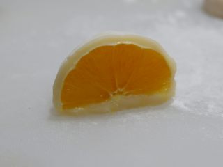 一颗橙子的大福君,包好粘少许熟糯米粉防粘即可~