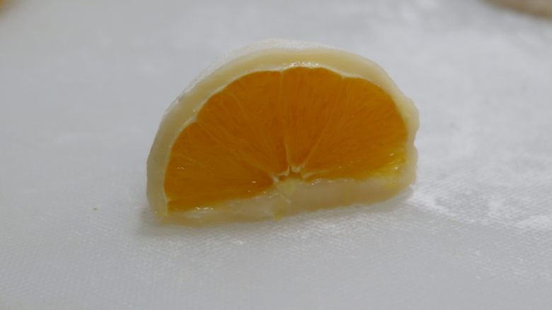 一颗橙子的大福君,包好粘少许熟糯米粉防粘即可~