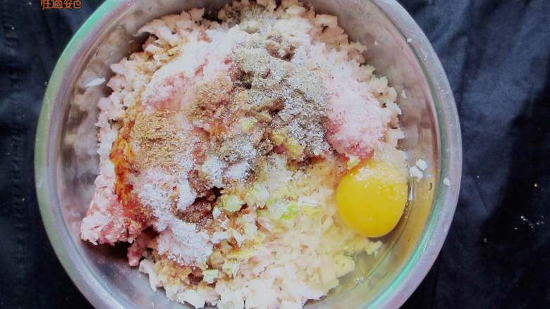 猪肉藕丸,加入一个鸡蛋，然后加入一小勺盐，半小勺糖，一小勺干淀粉，味极鲜，鸡精和黑胡椒粉