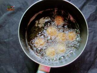 猪肉藕丸,待锅中的油热后，下丸子油炸