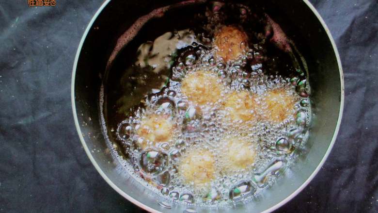 猪肉藕丸,待锅中的油热后，下丸子油炸