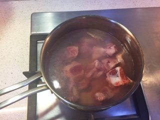 霸王花煲猪骨汤,冷水下猪骨，放两片姜和少量料酒，煮开后撇去浮沫。