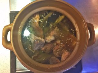 霸王花煲猪骨汤,砂锅中放入排骨、霸王花、蜜枣、姜片，加满水，大火煮开。