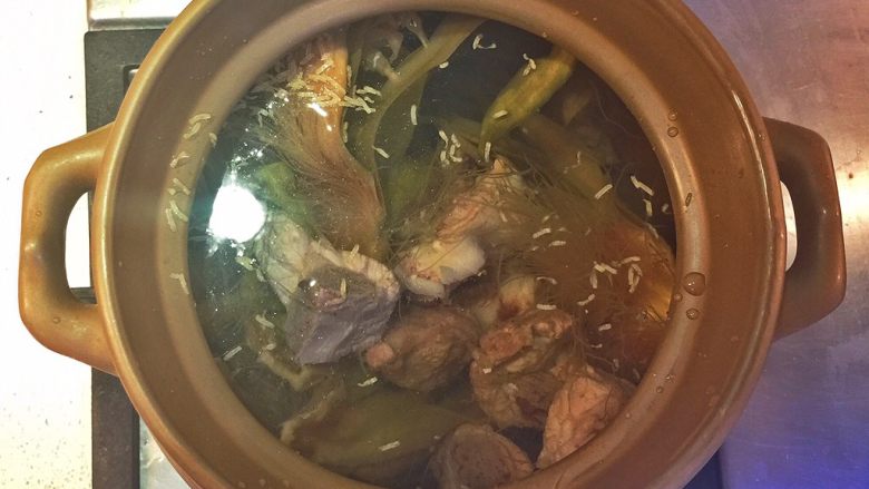 霸王花煲猪骨汤,砂锅中放入排骨、霸王花、蜜枣、姜片，加满水，大火煮开。