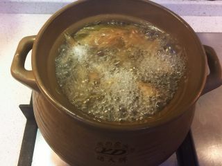 霸王花煲猪骨汤,保持沸腾状态15分钟。